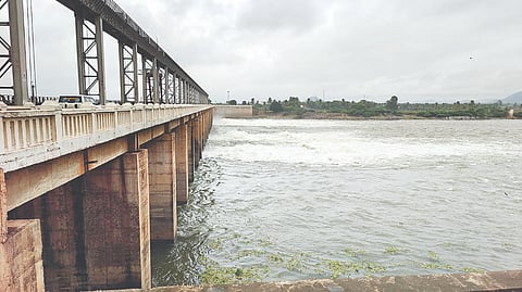 ಹೂವಿನಹಡಗಲಿ ತಾಲೂಕಿನ ರಾಜವಾಳ ಸಮೀಪವಿರುವ ಸಿಂಗಟಾಲೂರು ಬ್ಯಾರೇಜಿನ ನಾಲ್ಕು ಗೇಟ್‌ಗಳ ಮೂಲಕ ತುಂಗಭದ್ರಾ ನದಿಗೆ 24 ಸಾವಿರ ಕ್ಯೂಸೆಕ್ ನೀರು ಹರಿಬಿಡಲಾಯಿತು.