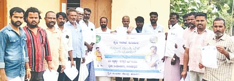 ರೈತರು ಕಡ್ಡಾಯವಾಗಿ ಬೆಳೆ ವಿಮೆ ಮಾಡಿಸುವಂತೆ ಹುಣಸಗಿ ತಾಲೂಕಿನ ರೈತ ಸಂಪರ್ಕ ಕೇಂದ್ರದಿAದ ಕಚಕನೂರು, ಕಾಮನಟಗಿ, ಬನ್ನೆಟ್ಟಿ, ತಳ್ಳಳಿ(ಕೆ), ಬಾಚಿಮಟ್ಟಿ ಗ್ರಾಮಗಳಲ್ಲಿ ಜಾಗೃತಿ ಮೂಡಿಸಲಾಯಿತು. ಕೃಷಿ ಅಽಕಾರಿ ಸಿದ್ಧಾರ್ಥ ಪಾಟೀಲ್ ಹಾಗೂ ರೈತರು ಇದ್ದರು.