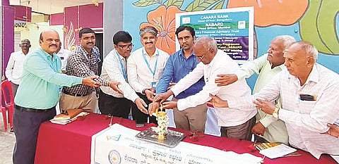ತಿ.ನರಸೀಪುರ ಪಟ್ಟಣದ ಸರ್ಕಾರಿ ನೌಕರರ ಸಂಘದ ಆವರಣದಲ್ಲಿ ಹಿರಿಯ ನಾಗರಿಕರಿಗೆ ಆಯೋಜಿಸಿದ್ದ ಆರ್ಥಿಕ ಸಾಕ್ಷರತೆ ಮತ್ತು ಡಿಜಿಟಲೀಕರಣ ಸಾಕ್ಷರತೆ ಕಾರ್ಯಕ್ರಮವನ್ನು ನಬಾರ್ಡ್ ಮೈಸೂರು ವಿಭಾಗದ ಅಭಿವೃದ್ಧಿ ವ್ಯವಸ್ಥಾಪಕ ಶಾಂತವೀರ್ ಉದ್ಘಾಟಿಸಿದರು. ರಜೀಶ್, ರಾಘವ ಕಾರ್ತಿಕೇಯ, ಎಂ.ಎ.ಹೇಮಚಂದ್ರ, ಮಹದೇವಯ್ಯ, ವೆಂಕಟರಮಣಸ್ವಾಮಿ, ಎಸ್.ವಿ.ರಮೇಶ್‌ರಾವ್ ಇತರರಿದ್ದರು.