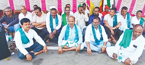 ತಿ.ನರಸೀಪುರ ಪಟ್ಟಣದ ಕೆಎಸ್‌ಐಸಿ ರೇಷ್ಮೆ ಕಾರ್ಖಾನೆ ಮುಂಭಾಗ ಹೋರಾಟಗಾರ ಸಭೆಯಲ್ಲಿ ಪರಿಸರಕ್ಕಾಗಿ ನಾವು ಸಂಘಟನೆ ರಾಜ್ಯ ಕಾರ್ಯದರ್ಶಿ ಪರಶುರಾಮೇಗೌಡ ಮಾತನಾಡಿದರು. ಹೊಸಕೋಟೆ ಬಸವರಾಜು, ಆಲಗೂಡು ಶಿವಕುಮಾರ್, ಕರೋಹಟ್ಟಿ ಕುಮಾರಸ್ವಾಮಿ, ಕಿರಗಸೂರು ಶಂಕರ್, ಈ.ರಾಜು ಇತರರಿದ್ದರು.