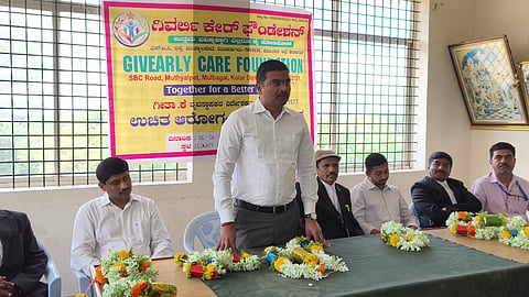 ಮುಳಬಾಗಿಲಿನ ನ್ಯಾಯಾಲಯದ ಆವರಣದಲ್ಲಿ ಹಮ್ಮಿಕೊಂಡಿದ್ದ ಉಚಿತ ಆರೋಗ್ಯ ತಪಾಸಣಾ ಶಿಬಿರದಲ್ಲಿ ಜೆಎಂಎಫ್​ಸಿ ಹಿರಿಯ ಶ್ರೇಣಿ ಸಿವಿಲ್​ ನ್ಯಾಯಾಧೀಶ ಗೌಡ ಜಗದೀಶ್​ ರುದ್ರೆ, ತಾಲೂಕು ವಕೀಲರ ಸಂಘದ ಅಧ್ಯಕ್ಷ ಪಿ.ಎಂ.ಸದಾಶಿವಯ್ಯ, ಕಾರ್ಯದರ್ಶಿ ಎಂ.ರಮೇಶ್​ ಇದ್ದರು. 