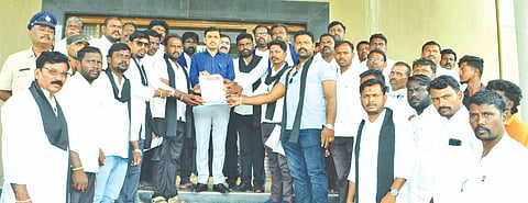 ರಾಯಚೂರು ಜಿ¯್ಲೆಯ ದೇವದುರ್ಗ ತಾಲೂಕಿನ ಸುಂಕೇಶ್ವರಹಾಳ ಗ್ರಾಮದಲ್ಲಿ ನಡೆದ ದಲಿತ ಮುಖಂಡ ಭೂಮಾನಂದನ ಅಮಾನುಷ ಹತ್ಯೆ ಖಂಡಿಸಿ ಶುಕ್ರವಾರ ಯಾದಗಿರಿ ಡಿಸಿ ಕಚೇರಿ ಎದುರು ಎಂಆರ್‌ಪಿಎಸ್ ಸಂಘಟನೆ ಕಾರ್ಯಕರ್ತರು ಪ್ರತಿಭಟನೆ ನಡೆಸಿ ಮನವಿ ಸಲ್ಲಿಸಿದರು. ಕಾಶಪ್ಪ ಮಾದಿಗ ಹೆಗ್ಗಣಗೇರಾ, ಚಂದ್ರಶೇಖರ ನಡುಮನಿ, ಮಲ್ಲು ಬೆಳಗೇರಾ, ಭೀಮರಾಯ ಸಾತನೂರ, ಅನೀಲï ದಾಸನಕೇರಿ ಇತರರಿದ್ದರು.