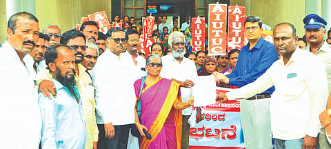 ವಿವಿಧ ಬೇಡಿಕೆಗೆ ಆಗ್ರಹಿಸಿ ಶುಕ್ರವಾರ ಡಿಸಿ ಕಚೇರಿ ಎದುರು ಎಐಯುಟಿಯುಸಿ ಜಿಲ್ಲಾ ಘಟಕದ ನೇತೃತ್ವದಲ್ಲಿ ಪ್ರತಿಭಟನೆ ನಡೆಸಿ ಜಿಲ್ಲಾಽಕಾರಿಗೆ ಮನವಿ ಸಲ್ಲಿಸಿದರು. ಸಂಘಟನೆ ಜಿಲ್ಲಾಧ್ಯಕ್ಷೆ ಉಮಾದೇವಿ, ರಾಜ್ಯ ಕಾರ್ಯದರ್ಶಿ ಕೆ.ಸೋಮಶೇಖರ, ಜಿಲ್ಲಾ ಕಾರ್ಯದರ್ಶಿ ರಾಮಲಿಂಗಪ್ಪ ಬಿ.ಎನ್., ಸದಸ್ಯರಾದ ಶರಣಪ್ಪ, ತಾಜೋದ್ದಿನ್, ನಾರಾಯಣ, ಗಜಾನನ, ಮರಳಮ್ಮ, ಭೀಮಾಶಂಕರ, ಶ್ರೀಕಾಂತ, ಬಸಮ್ಮ ಇತರರಿದ್ದರು.