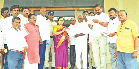 ಬರ ಪರಿಹಾರ ಘೋಷಿಸಬೇಕೆಂದು ಆಗ್ರಹಿಸಿ ಶುಕ್ರವಾರ ಭಾರತೀಯ ಕಿಸಾನ ಸಂಘದ ಜಿಲ್ಲಾ ಘಟಕದ ನೇತೃತ್ವದಲ್ಲಿ ಯಾದಗಿರಿ ಡಿಸಿ ಕಚೇರಿ ಎದುರು ಪ್ರತಿಭಟನೆ ನಡೆಸಿ ಸರ್ಕಾರಕ್ಕೆ ಮನವಿ ಸಲ್ಲಿಸಲಾಯಿತು. ಜಿಲ್ಲಾಧ್ಯಕ್ಷ ಭೀಮನಗೌಡ ದದ್ದಲ್, ಪ್ರಧಾನ ಕಾರ್ಯದರ್ಶಿ ಸಿದ್ದಲಿಂಗಸ್ವಾಮಿ ಹಿರೇಮಠ, ರಾಘವೇಂದ್ರ ಕಾಮನಟಗಿ, ಯಲ್ಲಪ್ಪ ನಾಯಕ ವನದುರ್ಗ, ಸಾಯಿಬಣ್ಣ ಬಸವಂತಪುರ ಇತರರಿದ್ದರು.