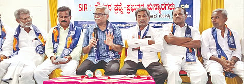 ಶಹಾಪುರದಲ್ಲಿ ಸೋಮವಾರ ನಡೆದ ಕಾರ್ಯಕ್ರಮದಲ್ಲಿ ಚಿಂತಕ ಶಿವಸುಂದರ ಮಾತನಾಡಿದರು. ಆರ್​.ಚನ್ನಬಸ್ಸು, ಮರೆಪ್ಪ ಚಟ್ಟರಕರ್​ ಇತರರಿದ್ದರು.
