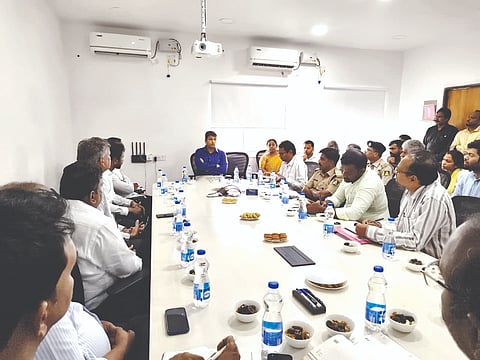 ಗುರುಮಠಕಲ್ ತಾಲೂಕಿನ ಕಡೆಚೂರು-ಬಾಡಿಯಾಳ ಕೈಗಾರಿಕಾ ಪ್ರದೇಶದ ಅತಿಥಿ ಗೃಹದಲ್ಲಿ ಶುಕ್ರವಾರ ಕರೆದಿದ್ದ ಸಭೆಯಲ್ಲಿ ಜಿಲ್ಲಾಽಕಾರಿ ರಾಹುಲ್ ಪಾಂಡ್ವೆ ಮಾತನಾಡಿದರು. ಜಂಟಿ ಕೈಗಾರಿಕಾ ನಿರ್ದೇಶಕ ಸತೀಶಕುಮಾರ, ಡಿವೈಎಸ್‌ಪಿ ಸುರೇಶ ನಾಯಕ, ಕಾರ್ಮಿಕ ಇಲಾಖೆ ಅಽಕಾರಿ ಶ್ರೀಹರಿ ದೇಶಪಾಂಡೆ ಇತರರಿದ್ದರು.