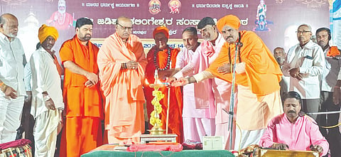 ಸುರಪುರ ತಾಲೂಕಿನ ದೇವಪುರದ ಶ್ರೀ ಜಡಿಶಾಂತಲಿಂಗೇಶ್ವರ ಸಂಸ್ಥಾನ ಹಿರೇಮಠದಲ್ಲಿ ಸೋಮವಾರ ಹಮ್ಮಿಕೊಂಡ ಪುರಾಣ ಕಾರ್ಯಕ್ರಮವನ್ನು ಜಾಲಹಳ್ಳಿ ಶ್ರೀಮಠದ ಜಯಶಾಂತಲಿಂಗ ಶಿವಾಚಾರ್ಯರು ಚಾಲನೆ ನೀಡಿದರು. ಡಾ.ರಾಜಶೇಖರ ಶಿವಾಚಾರ್ಯ, ಡಾ.ರೇವಣಸಿದ್ದ ಶಿವಾಚಾರ್ಯ, ಶಿವಮೂರ್ತಿ ಶಿವಾಚಾರ್ಯ ಇತರರಿದ್ದರು.