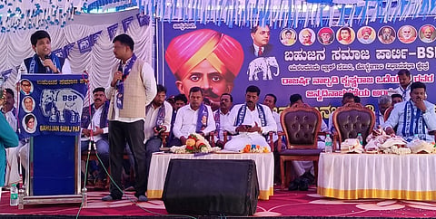 ಯಳಂದೂರು ಪಟ್ಟಣದ ಡಾ.ಬಿ.ಆರ್. ಅಂಬೇಡ್ಕರ್ ಭವನದ ಮುಂಭಾಗ ಭಾನುವಾರ ಆಯೋಜಿಸಿದ್ದ ಬಹುಜನರ ಜನಜಾಗೃತಿ ಕಾರ್ಯಕ್ರಮದಲ್ಲಿ ಬಿಎಸ್‌ಪಿ ಕೇಂದ್ರೀಯ ಉಸ್ತುವಾರಿ ನಿತಿನ್ ಸಿಂಗ್ ಮಾತನಾಡಿದರು. ಎಂ. ಕೃಷ್ಣಮೂರ್ತಿ, ಡಾ.ಹ.ರಾ.ಮಹೇಶ್, ಜಾಕೀರ ಹುಸೇನ್, ಬ.ಮ.ಕೃಷ್ಣಮೂರ್ತಿ, ಎನ್.ನಾಗಯ್ಯ ಇದ್ದರು. 