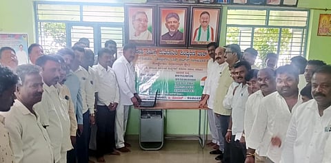 ಯಳಂದೂರು ಪಟ್ಟಣದ ಕಾಂಗ್ರೆಸ್ ಕಚೇರಿಯಲ್ಲಿ ಮತದಾರರ ಪಟ್ಟಿಯ ವಿಶೇಷ ಸಮಗ್ರ ಪರಿಷ್ಕರಣೆ (ಎಸ್‌ಐಆರ್) ವಾರ್ ರೂಮ್ ಗೆ ಶಾಸಕ ಎ.ಆರ್. ಕೃಷ್ಣಮೂರ್ತಿ ಮಂಗಳವಾರ ಚಾಲನೆ ನೀಡಿದರು. ಎಚ್.ವಿ. ಚಂದ್ರು, ಜೆ. ಯೋಗೇಶ್, ತೋಟೇಶ್ ಇತರರಿದ್ದರು.