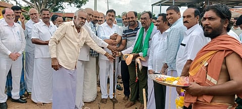 ಯಳಂದೂರು ತಾಲೂಕಿನ ಹೊನ್ನೂರು ಗ್ರಾಮದ ರಸ್ತೆ ಅಭಿವೃದ್ಧಿ ಕಾಮಗಾರಿಗಳಿಗೆ ಶಾಸಕ ಎ.ಆರ್.ಕೃಷ್ಣಮೂರ್ತಿ ಶುಕ್ರವಾರ ಭೂಮಿಪೂಜೆ ನೆರವೇರಿಸಿದರು. ಎಚ್.ವಿ.ಚಂದ್ರು, ಕಿನಕಹಳ್ಳಿ ಪ್ರಭುಪ್ರಸಾದ್,  ಮಹದೇವಸ್ವಾಮಿ, ಆರ್.ಪುಟ್ಟಬಸವಯ್ಯ, ಕಮರವಾಡಿ ರೇವಣ್ಣ, ಚಿಕ್ಕಲಿಂಗಯ್ಯ ಇತರರು ಇದ್ದರು. 
