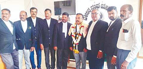 ಯಳಂದೂರು ತಾಲೂಕಿನ ವಕೀಲರ ಸಂಘದ ನೂತನ ಜಂಟಿ ಕಾರ್ಯದರ್ಶಿಯಾಗಿ ಅವಿರೋಧವಾಗಿ ಆಯ್ಕೆಯಾದ ವಕೀಲರಾದ ಗೌಡಹಳ್ಳಿ ಮಹೇಶ್ ಅವರನ್ನು ಸನ್ಮಾನಿಸಲಾಯಿತು. ಜೈಶಂಕರ್, ಮುತ್ತುರಾಜು, ಜಿ.ಎನ್.ಸಂಪತ್ ಇತರರು ಇದ್ದರು.
