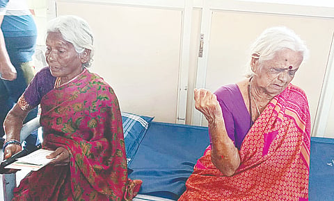  ಯಳಂದೂರು ಪಟ್ಟಣದಲ್ಲಿ ಹುಚ್ಚುನಾಯಿ ದಾಳಿಯಿಂದ ಗಾಯಗೊಂಡಿರುವ ಚೌಡಮ್ಮ, ಲಕ್ಷಮ್ಮ