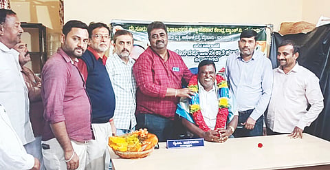 ಯಳಂದೂರಿನ ಎಂಸಿಡಿಸಿಸಿ ಬ್ಯಾಂಕ್ ಉಪಾಧ್ಯಕ್ಷರಾಗಿ ಇತ್ತೀಚೆಗೆ ನಡೆದ ಚುನಾವಣೆಯಲ್ಲಿ ಅವಿರೋಧವಾಗಿ ಆಯ್ಕೆಯಾದ ಹಿನ್ನೆಲೆಯಲ್ಲಿ ಅಧ್ಯಕ್ಷ ವೈ.ಎಂ.ಜಯರಾಮ್ ಅವರನ್ನು ಬ್ಯಾಂಕ್ ಸಿಬ್ಬಂದಿ ಸನ್ಮಾನಿಸಿದರು. ರೇವಣ್ಣ, ರಾಜಶೇಖರ್, ರವಿ, ಮಹದೇವಸ್ವಾಮಿ, ರಾಜಪ್ಪ, ಶ್ರೀನಿವಾಸ್ ಇತರರಿದ್ದರು.