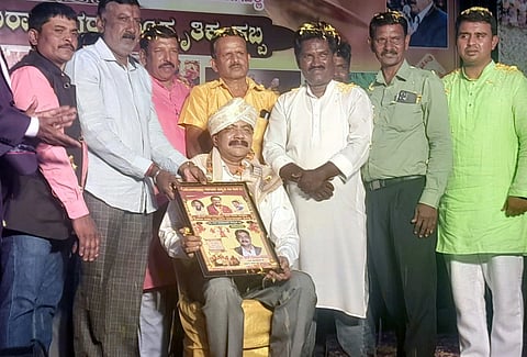 ಚಾಮರಾಜನಗರದ ಡಾ.ರಾಜಕುಮಾರ್ ರಂಗಮಂದಿರದಲ್ಲಿ ಶುಕ್ರವಾರ ಡಾ.ಎಸ್.ಪಿ.ಬಾಲಸುಬ್ರಹ್ಮಣ್ಯಂ ಗಾನಗಂಧರ್ವ ಸಾಂಸ್ಕೃತಿಕ ಕಲಾ ವೇದಿಕೆಯಿಂದ ಆಯೋಜಿಸಿದ್ದ ಕಾರ್ಯಕ್ರಮದಲ್ಲಿ ಯಳಂದೂರಿನ ಕರ್ನಾಟಕ ಪಬ್ಲಿಕ್ ಶಾಲೆಯ ಉಪಪ್ರಾಂಶುಪಾಲ ಆರ್.ನಂಜುಂಡಯ್ಯ ಅವರಿಗೆ ಎಸ್‌ಪಿಬಿ ಸೇವಾ ಪ್ರಶಸ್ತಿಯನ್ನು ಪ್ರದಾನ ಮಾಡಲಾಯಿತು. ಎಚ್.ಎಂ.ಶಿವಣ್ಣ, ನರಸಿಂಹಮೂರ್ತಿ, ಮಲೆ ನಟರಾಜು, ಶ್ರೀನಿಧಿ ಕುದರ್ ಇತರರಿದ್ದರು.