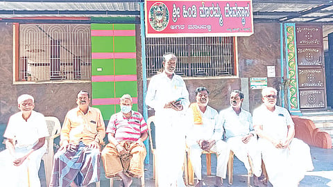 ಯಳಂದೂರು ತಾಲೂಕು ಅಗರ-ಮಾಂಬಳ್ಳಿ ಗ್ರಾಮದಲ್ಲಿ ನಡೆಯಲಿರುವ ನವ ಚಂಡಿಕಾ ಯಾಗದ ಪೂರ್ವಭಾವಿ ಸಭೆಯಲ್ಲಿ ನಾಡಗೌಡರಾದ ಪುಟ್ಟಸುಬ್ಬಣ್ಣ ಮಾತನಾಡಿದರು. ಮಾಂಬಳ್ಳಿ ನಂಜುಂಡಸ್ವಾಮಿ, ವೆಂಕಟೇಶ್ ಇದ್ದರು.