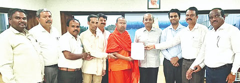ಹಗರಿಬೊಮ್ಮಹಳ್ಳಿ ರೈಲ್ವೆ ಪ್ಲಾಟ್‌ಫಾರ್ಮ್ ಹಾಗೂ ಗೇಟ್‌ಗಳ ಸಮಸ್ಯೆ ಕುರಿತು ಹುಬ್ಬಳ್ಳಿಯಲ್ಲಿ ರೈಲ್ವೆ ಜನರಲ್ ಮ್ಯಾನೇಜರ್ ಪದ್ಮನಾಭ ಅನಂತಗೆ ನಂದಿಪುರ ಮಠದ ಡಾ.ಮಹೇಶ್ವರ ಸ್ವಾಮೀಜಿ ಮತ್ತು ಭಾರತ ವೀರಶೈವ ಮಹಾಸಭಾ ತಾಲೂಕು ಕೊಟ್ರೇಶ ಶೆಟ್ಟರ್ ನೇತೃತ್ವದಲ್ಲಿ ಮನವಿ ಸಲ್ಲಿಸಲಾಯಿತು. 