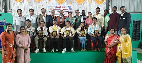 ರೋಟರಿ ಪಿರಿಯಾಪಟ್ಟಣ ಐಕಾನ್ಸ್ ವತಿಯಿಂದ ಏರ್ಪಡಿಸಿದ್ದ ಕಾರ್ಯಕ್ರಮದಲ್ಲಿ ಎಸ್‌ಎಸ್‌ಎಲ್‌ಸಿ ಮತ್ತು ದ್ವಿತೀಯ ಪಿಯು ಪರೀಕ್ಷೆಗಳಲ್ಲಿ ಉತ್ತಮ ಸಾಧನೆ ಮಾಡಿದ ವಿದ್ಯಾರ್ಥಿಗಳನ್ನು ಅಭಿನಂದಿಸಲಾಯಿತು. ಪಿ.ಕೆ.ರಾಮಕೃಷ್ಣ, ರಾಜೇಗೌಡ, ಕೆ.ರಮೇಶ್, ಎಂ.ಬಿ.ಸಂಪತ್, ಬಿ.ಎಸ್.ಸತೀಶ್ ಆರಾಧ್ಯ, ಟಿ.ಎಸ್.ಹರೀಶ್ ಇದ್ದರು.