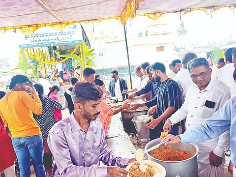 ಪಿರಿಯಾಪಟ್ಟಣದ ಮಸಣೀಕಮ್ಮ ದೇವಾಲಯದಲ್ಲಿ ಕೊನೆಯ ಆಷಾಢ ಶುಕ್ರವಾರ ಭಕ್ತರಿಗೆ ಪ್ರಸಾದ ವಿತರಣೆ ಮಾಡಲಾಯಿತು.