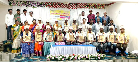  ಪಿರಿಯಾಪಟ್ಟಣ ತಾಲೂಕಿನ ಹಿಟ್ನೆಹೆಬ್ಬಾಗಿಲು ಗ್ರಾಮ ಪಂಚಾಯಿತಿ ಆವರಣದಲ್ಲಿ ಏರ್ಪಡಿಸಿದ ಕಾರ್ಯಕ್ರಮದಲ್ಲಿ ನಿರ್ಗಮಿತ ಪಂಚಾಯಿತಿ ಸದಸ್ಯರನ್ನು ಸನ್ಮಾನಿಸಲಾಯಿತು. ಗ್ರಾಮ ಪಂಚಾಯಿತಿ ಅಧ್ಯಕ್ಷ ಸೀಗೂರು ವಿಜಯಕುಮಾರ್, ಉಪಾಧ್ಯಕ್ಷೆ ಯಶೋದಮ್ಮ, ಗ್ರಾಪಂ ಮಾಜಿ ಅಧ್ಯಕ್ಷರಾದ ಅನಿಲ್‌ಕುಮಾರ್, ಎಚ್.ಎನ್.ಕಾಮರಾಜ್, ಛಾಯಾಮಣಿ ಮಹಾದೇವ್, ರವಿಕುಮಾರ್ ಇತರರು ಇದ್ದರು.