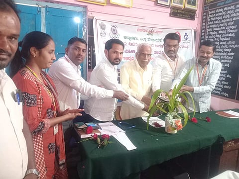 ತಾಲೂಕಿನ ಇರಕಲ್ಲಗಡ ಗ್ರಾಮ ಪಂಚಾಯತಿಯಲ್ಲಿ ಶುಕ್ರವಾರ ಹಮ್ಮಿಕೊಂಡಿದ್ದ ಬೇಟಿ ಬಚಾವೋ ಬೇಟಿ ಪಡವೂ ಹಾಗೂ ರಾಷ್ಟ್ರೀಯ ಹೆಣ್ಣು ಮಕ್ಕಳ ದಿನಾಚರಣೆ ಕಾರ್ಯಕ್ರಮವನ್ನು ಇರಕಲ್ಲಗಡ ಗ್ರಾಂಪಂ ಪಿಡಿಓ ಪರಮೇಶ್ವರಯ್ಯ ಉದ್ಘಾಟಿಸಿದರು. ನಾಡಕಛೇರಿ ಉಪತಹಶೀಲ್ದಾರ ಮೈನುದ್ದೀನ್​ ನಾಗನೂರು, ಸಹಾಯಕ ಶಿಶು ಅಭಿವೃದ್ಧಿ ಯೋಜನಾಧಿಕಾರಿ ಶಿವಶರಣಪ್ಪ ಗದ್ದಿ, ಜಿಲ್ಲಾ ಮಕ್ಕಳ ರಕ್ಷಣಾ ಘಟಕದ ಸಮಾಜ ಕಾರ್ಯಕರ್ತೆ ಪ್ರತಿಭಾ, ವಲಯ ಮೇಲ್ವಿಚಾರಕಿ ಮಂಜುಳ, ವೀರಬಸಪ್ಪ ಪಟ್ಟಣಶೆಟ್ರು, ಶರಣಪ್ಪ ಸಿಂಗನಾಳ ಇದ್ದರು.