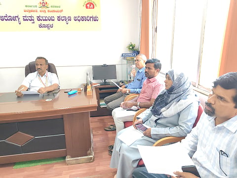 ಕೊಪ್ಪಳದ ಜಿಲ್ಲಾ ಆರೋಗ್ಯ ಮತ್ತು ಕುಟುಂಬ ಕಲ್ಯಾಣ ಇಲಾಖೆ ಕಾರ್ಯಾಲಯದಲ್ಲಿ ಶುಕ್ರವಾರ ನಡೆದ ಪಿ.ಸಿ ಮತ್ತು ಪಿ.ಎನ್​.ಡಿ.ಟಿ ಕಾಯ್ದೆ ಅನುಷ್ಠಾನದ ಜಿಲ್ಲಾ ಮಟ್ಟದ ಸಲಹಾ ಸಮಿತಿ ಸಭೆಯಲ್ಲಿ ಜಿಲ್ಲಾ ಆರೋಗ್ಯ ಮತ್ತು ಕುಟುಂಬ ಕಲ್ಯಾಣಾಧಿಕಾರಿ ಡಾ.ಟಿ. ಲಿಂಗರಾಜು ಮಾತನಾಡಿದರು. ಮುನಿರಾಬಾದ್​ ಸಿಎಚ್​ಸಿ ಪ್ರಸೂತಿ ತಜ್ಞ ಡಾ. ಕೆ.ಹೆಚ್​. ತೊಗರಿ, ಜಿಲ್ಲಾ ಆಸ್ಪತ್ರೆಯ ಮಕ್ಕಳ ತಜ್ಞ ಡಾ. ಗಿರೀಶ, ಯೂನಿಸೆಫ್​ ಅಧಿಕಾರಿ ಹರೀಶ್​ ಜೋಗಿ, ಜಿಲ್ಲಾ ಅನುಷ್ಠಾನಾಧಿಕಾರಿ ಡಾ. ರವೀಂದ್ರನಾಥ್​ ಎಂ.ಎಚ್​., ರೇಡಿಯೋಲಜಿಸ್ಟ್​ ಡಾ. ದಯಾನಂದ ಸ್ವಾಮಿ ಇದ್ದರು.