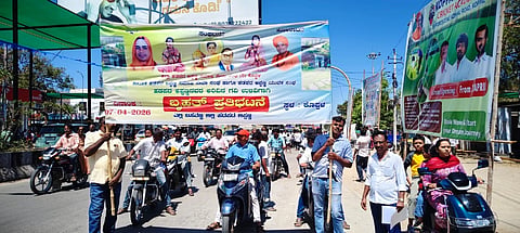 ಬೀದರ್​ನಲ್ಲಿ ಹಡಪದ ಅಪ್ಪಣ್ಣನವರ ಐತಿಹಾಸಿಕ ಅರಿವಿನ ಗವಿಯಲ್ಲಿ ಅಕ್ರಮವಾಗಿ ಅನ್ಯ ಶರಣರ ಮೂರ್ತಿ ಪ್ರತಿಷ್ಠಾಪಿಸಿರುವುದನ್ನು ಖಂಡಿಸಿ ಸಮುದಾಯದಿಂದ ಕೊಪ್ಪಳದಲ್ಲಿ ಮಂಗಳವಾರ ನಗರದ ಗದಗ ರಸ್ತೆಯ ಗೌರಿಶಂಕರ ದೇವಸ್ಥಾನದಿಂದ ಜಿಲ್ಲಾಧಿಕಾರಿ ಕಚೇರಿಯವರೆಗೆ ಪ್ರತಿಭಟನಾ ಮೆರವಣಿಗೆ ಮಾಡಲಾಯಿತು. ಪ್ರಮೂಖರಾದ ಮಂಜಣ್ಣ ಅಂದ್ರಾಳ, ಮುತ್ತಣ್ಣ ಮಾದಿನೂರು, ಬಸವರಾಜ ಇಟಗಿ, ನಾಗರಾಜ ನೇರಗಲ್​, ಮಂಜುನಾಥ ಬೇಳೂರು, ಶರಣಪ್ಪ ಇಟಗಿ, ಚಂದ್ರು ಬೆಣಕಲ್​ ಇದ್ದರು.