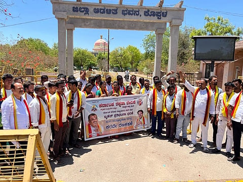 ಕೊಪ್ಪಳ ಜಿಲ್ಲಾಡಳಿತ ಭವನದ ಮುಂದೆ ಮಂಗಳವಾರ ಕರವೇ ಜಿಲ್ಲಾ ಘಟಕದಿಂದ ರಾಜ್ಯಪಾಲರ ಧೋರಣೆಯನ್ನು ಖಂಡಿಸಿ ಪ್ರತಿಭಟನೆ ಮಾಡಲಾಯಿತು.