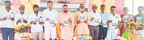 ಮಳಖೇಡ ಸಮೀಪದ ತೊಟ್ನಳ್ಳಿ ಸರ್ಕಾರಿ ಹಿರಿಯ ಪ್ರಾಥಮಿಕ ಶಾಲೆಯಲ್ಲಿ ಮಂಗಳವಾರ ಏರ್ಪಡಿಸಿದ್ದ ಅರಿವಿನ ಅಂಗಳ ಕೃತಿ ಲೋಕಾರ್ಪಣೆ ಕಾರ್ಯಕ್ರಮದಲ್ಲಿ ಶ್ರೀ ಡಾ.ತ್ರಿಮೂರ್ತಿ ಶಿವಾಚಾರ್ಯ, ನಾಗಯ್ಯ ಸ್ವಾಮಿ ಬೊಮ್ನಳ್ಳಿ, ಸಂತೋಷ ತೊಟ್ನಳ್ಳಿ, ಗಾಯತ್ರಿದೇವಿ ಇತರರಿದ್ದರು.