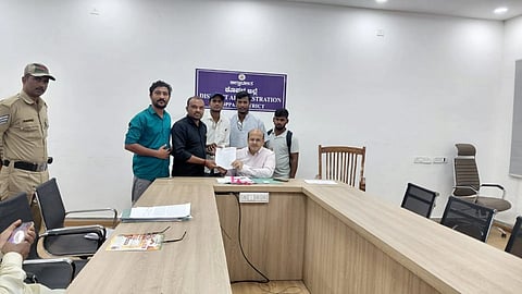ಕೊಪ್ಪಳದಲ್ಲಿ ಡೊನೇಷನ್​ ಹಾವಳಿ ತಡೆಗೆ ಆಗ್ರಹಿಸಿ ಎಸ್​ಎಫ್​ಐ ಸಂಟನೆಯಿಂದ ಡಿಸಿ ಡಾ. ಸುರೇಶ ಬಿ. ಇಟ್ನಾಳಗೆ ಮನವಿ ಸಲ್ಲಿಸಲಾಯಿತು. ರಾಜ್ಯ ಉಪಾಧ್ಯಕ್ಷ ಗ್ಯಾನೇಶ್​ ಕಡಗದ, ಜಿಲ್ಲಾ ಪದಾಧಿಕಾರಿಗಳಾದ ಯಮನೂರ, ಸಮೀರ್​, ನಾಗರಾಜ್​, ಮೌನೇಶ್​, ವೆಂಕಟೇಶ್​, ದೇವರಾಜ್​ ಇದ್ದರು.