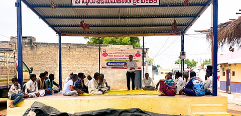 ತಾಲೂಕಿನ ಕೊಡದಾಳ ಗ್ರಾಮದಲ್ಲಿ ಆಯೋಜಿಸಿದ್ದ ರೋಜಗಾರ್​ ದಿವಸ್​ ಕಾರ್ಯಕ್ರಮದಲ್ಲಿ ಜಿಪಂ ಐಇಸಿ ಸಂಯೋಜಕ ಶ್ರೀನಿವಾಸ ಚಿತ್ರಗಾರ ಮಾತನಾಡಿದರು. ತಾಲೂಕ ಐಇಸಿ ಸಂಯೋಜಕ ದೇವರಾಜ ಪತ್ತಾರ, ಗ್ರಾಂಪಂ ಡಿಇಒ ಶರಣಪ್ಪ, ಸಿಬ್ಬಂದಿ ಸಿದ್ರಾಮಯ್ಯಸ್ವಾಮಿ, ಗ್ರಾಮ ಕಾಯಕ ಮಿತ್ರ ಶ್ರೀದೇವಿ ಇದ್ದರು.