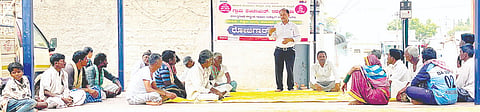 ಕೊಡದಾಳ ಗ್ರಾಮದಲ್ಲಿ ಆಯೋಜಿಸಿದ್ದ ರೋಜಗಾರ್ ದಿವಸ್ ಕಾರ್ಯಕ್ರಮದಲ್ಲಿ ಜಿಪಂ ಐಇಸಿ ಸಂಯೋಜಕ ಶ್ರೀನಿವಾಸ ಚಿತ್ರಗಾರ ವಾತನಾಡಿದರು. ತಾಲೂಕು ಐಇಸಿ ಸಂಯೋಜಕ ದೇವರಾಜ ಪತ್ತಾರ, ಗ್ರಾಂಪಂ ಡಿಇಒ ಶರಣಪ್ಪ, ಗ್ರಾಮ ಕಾಯಕ ಮಿತ್ರ ಶ್ರೀದೇವಿ ಇದ್ದರು.