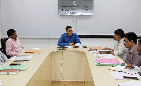 ಕೊಪ್ಪಳದಲ್ಲಿ ಹಮ್ಮಿಕೊಂಡ ಜಿಲ್ಲಾ ನೀರು ಮತ್ತು ನೈರ್ಮಲ್ಯ ಮಿಷನ್​ ಸಮಿತಿ ಸಭೆಯಲ್ಲಿ ಜಿಪಂ ಸಿಇಒ ವರ್ಣಿತ್​ ನೇಗಿ ಮಾತನಾಡಿದರು. ಜಿಪಂ ಡಿಎಸ್​ ಟಿ.ಕೃಷ್ಣಮೂರ್ತಿ,ಕೊಪ್ಪಳ ಗ್ರಾಮೀಣ ಕುಡಿಯುವ ನೀರು ಮತ್ತು ನೈರ್ಮಲ್ಯ ಇಲಾಖೆ ಕಾರ್ಯಪಾಲಕ ಅಭಿಯಂತರ ಮಹೇಶ ಶಾಸ್ತ್ರಿ, ಕೊಪ್ಪಳ ತಾಪಂ ಇಒ ದುಂಡಪ್ಪ ತುರಾದಿ ಇದ್ದರು.