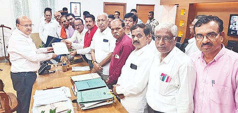 ಸ್ಪರ್ಧಾತ್ಮಕ ಪರೀಕ್ಷೆ ವೇಳೆ ಬ್ರಾಹ್ಮಣ ಅಭ್ಯರ್ಥಿಗಳ ಜನಿವಾರ ತೆಗಿಸಿದ್ದನ್ನು ಖಂಡಿಸಿ ಅಖಿಲ ಕರ್ನಾಟಕ ಬ್ರಾಹ್ಮಣ ಮಹಾಸಭಾ ಜಿಲ್ಲಾ ಪದಾಧಿಕಾರಿಗಳು ಗುರುವಾರ ಕೊಪ್ಪಳದಲ್ಲಿ ಡಿಸಿ ಡಾ.ಸುರೇಶ ಬಿ.ಇಟ್ನಾಳಗೆ ಮನವಿ ಸಲ್ಲಿಸಿದರು. ಗುರುರಾಜ ಎನ್. ಜೋಶಿ, ಎಚ್.ಬಿ. ದೇಶಪಾಂಡೆ, ವೇಣುಗೋಪಾಲ ಜಹಗೀರದಾರ, ಶ್ರೀನಿವಾಸ ಜೋಶಿ, ರವಿಕುವಾರ್ ಕುಲಕರ್ಣಿ ಇದ್ದರು. 