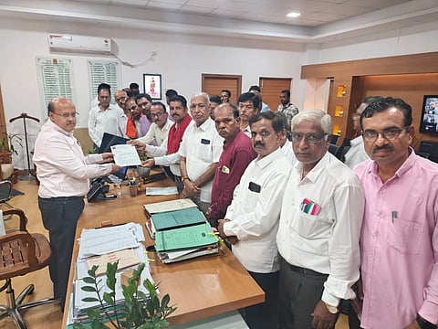 ಸ್ಪರ್ಧಾತ್ಮಕ ಪರೀಕ್ಷೆ ವೇಳೆ ಬ್ರಾಹ್ಮಣ ಅಭ್ಯರ್ಥಿಗಳಿಗೆ ಜನಿವಾರ ತೆಗಿಸಿದ್ದನ್ನು ಖಂಡಿಸಿ ಅಖಿಲ ಕರ್ನಾಟಕ ಬ್ರಾಹ್ಮಣ ಮಹಾಸಭಾ ಜಿಲ್ಲಾ ಪದಾಧಿಕಾರಿಗಳು ಗುರುವಾರ ಕೊಪ್ಪಳದಲ್ಲಿ ಡಿಸಿ ಡಾ.ಸುರೇಶ ಬಿ.ಇಟ್ನಾಳಗೆ ಮನವಿ ಸಲ್ಲಿಸಿದರು. ಗುರುರಾಜ ಎನ್​. ಜೋಶಿ, ಎಚ್​.ಬಿ. ದೇಶಪಾಂಡೆ, ವೇಣುಗೋಪಾಲ ಜಹಗೀರದಾರ, ಶ್ರೀನಿವಾಸ ಜೋಶಿ, ರವಿಕುಮಾರ್​ ಕುಲಕರ್ಣಿ ಇದ್ದರು. 