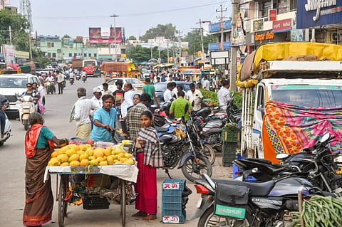 ಕೊಪ್ಪಳದಲ್ಲಿ ಅತಿಕ್ರಮಗೊಂಡಿರುವ ಫುಟ್​ಪಾತ್​. 