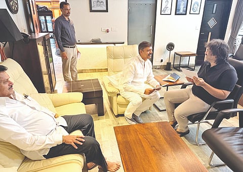 ಶಾಸಕ ರಾಜಾ ವೇಣುಗೋಪಾಲ ನಾಯಕ ಅವರು ಬೆಂಗಳೂರಿನಲ್ಲಿ ಶಿಕ್ಷಣ ಸಚಿವ ಮಧು ಬಂಗಾರಪ್ಪ ಅವರನ್ನು ಭೇಟಿ ಮಾಡಿ ಶೈಕ್ಷಣಿಕ ಅನುದಾನಕ್ಕೆ ಮನವಿ ಮಾಡಿದ