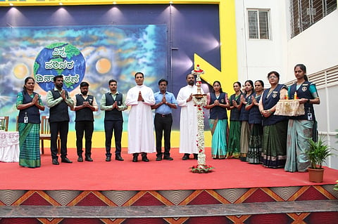 ಕೊಪ್ಪಳ ಎಸ್​ಎಸ್​ಎ್​ಎಸ್​, ಐಸಿಎಸ್​ಇ ಶಾಲೆಯಲ್ಲಿ ಹಮ್ಮಿಕೊಂಡಿದ್ದ ವಿಶ್ವ ಪರಿಸರ ದಿನಾಚರಣೆ ಕಾರ್ಯಕ್ರಮವನ್ನು ತೋಟಗಾರಿಕೆ ಇಲಾಖೆ ಜಂಟಿ ನಿರ್ದೇಶಕ ಕೃಷ್ಣ ಸಿ. ಉಕ್ಕುಂದ ಉದ್ಘಾಟಿಸಿದರು. ಶಾಲೆ ವ್ಯವಸ್ಥಾಪಕ ಫಾ. ಮ್ಯಾಥ್ಯೂ ಮಾಮ್ಲ, ಶಿಕ್ಷಕರು ಇದ್ದರು.