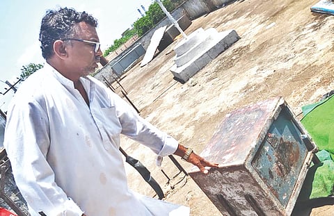 ಆಳಂದದ ಎಪಿಎಂಸಿ ಕಾಂಪ್ಲೆಕ್ಸ್​ನಲ್ಲಿರುವ ಅಂಚೆ ಕಚೇರಿಗೆ ನುಗ್ಗಿದ ಕಳ್ಳರು ಖಜಾನೆ ಪೆಟ್ಟಿಗೆ ಬಿಟ್ಟು ಹೋಗಿರುವುದನ್ನು ತೋರಿಸಿದ ಪೋಸ್ಟ್​ ಮಾಸ್ಟರ್​.