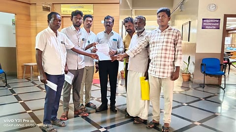 ಜಿಲ್ಲೆಯ ಗಂಗಾವತಿ ನಗರದ ಕಲಾ ರಂಗಮಂದಿರ ನೆಲಸಮ ಖಂಡಿಸಿ ಎಸ್​ಎ್​ಐ ಡಿಸಿ ಕಚೇರಿ ತಹಸೀಲ್ದಾರ್​ ರಾಜು ಫಿರಂಗಿಗೆ ಮನವಿ ಸಲ್ಲಿಸಿದರು. ಎಸ್​ಎಫ್ ಐ ಜಿಲ್ಲಾ ಉಪಾಧ್ಯಕ್ಷ ನಾಗರಾಜ ಯು., ಪದಾಧಿಕಾರಿಗಳಾದ ಬಸವರಾಜ ಮರಕುಂಬಿ, ಹುಸೇನಪ್ಪ ಕೆ., ರಮೇಶ್​ ಡಿ. ಇದ್ದರು.