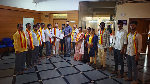 ಜಿಲ್ಲೆಯನ್ನು ತಕ್ಷಣ ಬರಪೀಡಿತ ಎಂದು ಘೋಷಿಸಿ ವಿಶೇಷ ಪರಿಹಾರ ಪ್ಯಾಕೇಜ್​ ಪ್ರಕಟಿಸುವಂತೆ ಒತ್ತಾಯಿಸಿ ಮಂಗಳವಾರ ಕರವೇಯಿಂದ ಎಡಿಸಿ ಸಿದ್ದರಾಮೇಶ್ವರಗೆ ಮನವಿ ಸಲ್ಲಿಸಲಾಯಿತು. ಜಿಲ್ಲಾಧ್ಯಕ್ಷ ಬಿ. ಗಿರೀಶಾನಂದ ಜ್ಞಾನಸುಂದರ, ಪದಾಧಿಕಾರಿಗಳಾದ  ಹನುಮಂತ ಬೆಸ್ತರ, ಶಿವನಗೌಡ ಪಾಟೀಲ ಹಲಗೇರಿ,ಹುಸೇನಬಾಷಾ ಮಣ್ಣೂರು, ಕಲ್ಲಯ್ಯ ಹಿರೇಮಠ, ಸಾಯಿಕುಮಾರ ಅಳ್ಳಳ್ಳಿ ಇದ್ದರು.