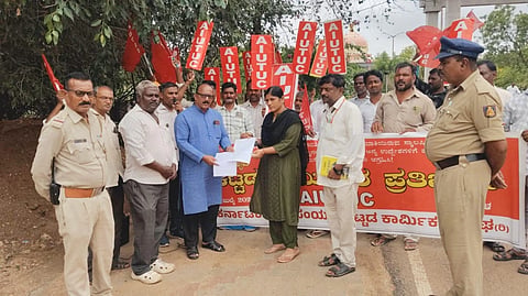 ಕಟ್ಟಡ ಮತ್ತು ಇತರೆ ನಿಮಾರ್ಣ ಕಾರ್ಮಿಕರ ವಿವಿಧ ಬೇಡಿಕೆ ಈಡೇರಿಸುವಂತೆ ಆಗ್ರಹಿಸಿ ಕೊಪ್ಪಳದಲ್ಲಿ ರಾಜ್ಯ ಸಂಯುಕ್ತ ಕಟ್ಟಡ ಕಾರ್ಮಿಕರ ಸಂಘದಿಂದ ತಾಲೂಕು ಕಾರ್ಮಿಕ ಅಧಿಕಾರಿ ಮಂಜುಳಾ ಮೂಲಕ ಸರ್ಕಾರಕ್ಕೆ ಮನವಿ ಸಲ್ಲಿಸಲಾಯಿತು. ಸಂಯುಕ್ತ ಕಟ್ಟಡ ಕಾರ್ಮಿಕರ ಸಂಘದ ರಾಜ್ಯಾಧ್ಯಕ್ಷ ಎ. ದೇವದಾಸ್​, ಪದಾಧಿಕಾರಿಗಳಾದ ಶರಣು ಗಡ್ಡಿ, ಸುರೇಶ ದಳಪತಿ, ಕುಮಾರ್​ ಡಿ.ಇದ್ದರು.