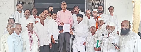 ಬಾಕಿ ಬೆಳೆ ವಿಮೆ ಹಣ ಕೂಡಲೇ ಬಿಡುಗಡೆ ಮಾಡಬೇಕು ಎಂದು ಒತ್ತಾಯಿಸಿ ಅಫಜಲಪುರದಲ್ಲಿ ತಹಸೀಲ್ದಾರ್​ ಸಂಜೀವಕುಮಾರ ದಾಸರ ಅವರಿಗೆ ರೈತರು ಮನವಿಪತ್ರ ಸಲ್ಲಿಸಿದರು. ಗುಂಡು ಪಾಟೀಲ್​, ದತ್ತು ಕಲಬುರಗಿ, ರಾಮಚಂದ್ರ ಪಾಟೀಲ್​, ಸಿದ್ದಣ್ಣ ಮುಗುಳಿ, ಸಂಗಯ್ಯ ಸ್ವಾಮಿ ಇತರರಿದ್ದರು.