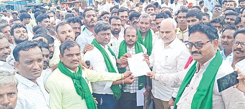 ಬೆಳೆ ವಿಮೆ 2ನೇ ಕಂತಿನ ಹಣ ಬಿಡುಗಡೆ ಮಾಡುವಂತೆ ಒತ್ತಾಯಿಸಿ ಚಿಂಚೋಳಿ ತಾಲೂಕಿನ ಸುಲೇಪೇಟದ ಬಸವೇಶ್ವರ ವೃತ್ತದಲ್ಲಿ ಗ್ರಾಮಸ್ಥರು, ರೈತರು ಶುಕ್ರವಾರ ಬೃಹತ್​ ರಸ್ತಾ ರೋಕೋ ನಡೆಸಿ ಜಂಟಿ ಕೃಷಿ ನಿರ್ದೇಶಕ ಸಮದ್​ ಪಟೇಲ್​ ಅವರಿಗೆ ಮನವಿಪತ್ರ ಸಲ್ಲಿಸಿದರು. ಮಲ್ಲಿಕಾರ್ಜುನ ದೇಸಾಯಿ, ರುದ್ರಮುನಿ ರಾಮತೀರ್ಥಕರ, ಮುರುಗೆಪ್ಪ ಕುಕಡಿ, ಶರಣಪ್ಪ ದೇಸಾಯಿ, ರಮೇಶ ದೇಸಾಯಿ, ಮಲ್ಲಿಕಾರ್ಜುನ ಕೊಡದೂರ, ಶರಣಬಸಪ್ಪ ಮಮಶೆಟ್ಟಿ ಇತರರಿದ್ದರು.