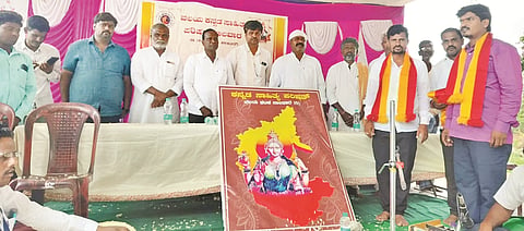 ಕುಲಕುಂದಿಯಲ್ಲಿ ಹಮ್ಮಿಕೊಂಡಿದ್ದ ವಿಶೇಷ ಉಪನ್ಯಾಸ ಕಾರ್ಯಕ್ರಮದಲ್ಲಿ ಭುವನೇಶ್ವರಿ ಭಾವಚಿತ್ರಕ್ಕೆ ಕಸಾಪ ಗೌರವ ಸಲಹೆಗಾರ ಶಿವಕುಮಾರ ಸುಣಗಾರ ಪೂಜೆ ಸಲ್ಲಿಸಿದರು. ಅಂಜುನಾಥ ನಾಯ್ಕಲ್​, ನರಸಪ್ಪ ಚಿನ್ನಕಟ್ಟಿ, ಮಲ್ಲಿಕಾರ್ಜುನ ಹಡಪದ ಇದ್ದರು.