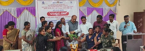 ಕೊಪ್ಪಳದಲ್ಲಿ ಗುರುವಾರ ಮಕ್ಕಳಿಗೆ ಹಮ್ಮಿಕೊಂಡಿದ್ದ ವೃತ್ತಿ ಮಾರ್ಗದರ್ಶನ ಕಾರ್ಯಕ್ರಮವನ್ನು ಕರ್ನಾಟಕ ಬಾಲ ವಿಕಾಸ ಅಕಾಡೆಮಿ ಅಧ್ಯಕ್ಷ ಅಡಿವೇಶ ಗಿರಪ್ಪ ಇಟಗಿ ಉದ್ಘಾಟಿಸಿದರು. ಮಹಿಳಾ ಮತ್ತು ಮಕ್ಕಳ ಅಭಿವೃದ್ಧಿ ಇಲಾಖೆ ಉಪನಿರ್ದೇಶಕ ಅಮರೇಶ ಹಾವಿನ, ಯೋಜನಾಧಿಕಾರಿ ವಿರೂಪಾಕ್ಷಿಗೌಡ ವಿ. ಪಾಟೀಲ, ಅನ್ನಪೂರ್ಣ ಕುಬಕಡ್ಡಿ, ಸಿಡಿಪಿಒ ರೋಹಿಣಿ ಕೊಟಗಾರ್​, ಬಾಲ ವಿಕಾಸ ಅಕಾಡೆಮಿ ಸದಸ್ಯರಾದ ಹರ್ಷವರ್ಧನ್​ ಇದ್ದರು. 