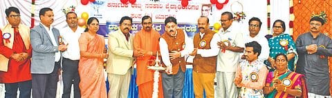 ಸುರಪುರದಲ್ಲಿ ಗುರುವಾರ ಹಮ್ಮಿಕೊಂಡ ರಾಷ್ಟಿçÃಯ ವೈದ್ಯರ ದಿನ ಕಾರ್ಯಕ್ರಮವನ್ನು ಡಿಎಚ್‌ಒ ಡಾ.ಮಹೇಶ್ ಬಿರಾದಾರ  ಉದ್ಘಾಟಿಸಿದರು. ಶ್ರೀ ಗುರುಶಾಂತಮೂರ್ತಿ ಶಿವಾಚಾರ್ಯ, ಡಾ.ಮಲ್ಲನಗೌಡ ಎಸ್.ಪಾಟೀಲ್, ಡಾ.ಆರ್.ವಿ.ನಾಯಕ ಇತರರಿದ್ದರು.