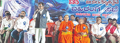 ಜಾವಳಿ(ಡಿ) ಗ್ರಾಮದಲ್ಲಿ ಬುಧವಾರ ಏರ್ಪಡಿಸಿದ್ದ ಡಾ.ಬಿ.ಆರ್​.ಅಂಬೇಡ್ಕರ್​ ಜಯಂತಿ ಬಹಿರಂಗ ಸಭೆಯಲ್ಲಿ ರಾಜ್ಯ ದಲಿತ ಸೇನೆ ಅಧ್ಯ ಹಣಮಂತ ಯಳಸಂಗಿ ಮಾತನಾಡಿದರು. ಬಿಕ್ಕುವಿಣಿ ಸುಮನ ಅಯರೋಜಿ, ಶರಣಬಸಪ್ಪ ಪಾಟೀಲ, ಆನಂದಪ್ರಭು ಪಾಟೀಲ ಇತರರಿದ್ದರು.