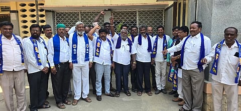 ಆನೇಕಲ್​ನಲ್ಲಿ ಹಮ್ಮಿಕೊಂಡಿದ್ದ ಬಹುಜನ ಸಮಾಜ ಪಕ್ಷದ ಕಾರ್ಯಕಾರಿ ಸಮಿತಿ ಸದಸ್ಯರ ಸಭೆಯ ಬಳಿಕ ಪಕ್ಷದ ಮುಖಂಡರು ರಾಜ್ಯ ಸರ್ಕಾರದ ವಿರುದ್ಧ ಘೋಷಣೆ ಕೂಗಿದರು. ಮುಖಂಡರಾದ ಎಚ್​.ಸಿ.ಶ್ರೀನಿವಾಸ್​, ರಾಜು, ವಿನ್ಸೆಂಟ್​, ನಾರಾಯಣಸ್ವಾಮಿ, ಚಂದಾಪುರ ಮುನಿರಾಜು, ಶೇಕ್​ ಬಾಬು, ಚೆಂಬೇನೆಹಳ್ಳಿ ಯಲ್ಲಪ್ಪ, ಗಣೇಶ್​, ಗೊಟ್ಟಿಗೆರೆ ನಾಗರಾಜು, ಮಹೇಶ್​, ಕೃಷ್ಣಪ್ಪ, ವೆಂಕಟಸ್ವಾಮಿ, ವೆಂಕಟೇಶ್​, ಒಣಕನಹಳ್ಳಿ ಯಲ್ಲಪ್ಪ, ಶಬೀರ್​ ಖಾನ್​, ಮಲವೀರಯ್ಯ ಇತರರು ಇದ್ದರು.