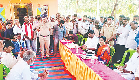 ಬೆಟ್ಟದಪುರ ಸಮೀಪದ ಕಣಗಾಲು ಗ್ರಾಮದ ಶ್ರೀ ದಿಡ್ಡಿಯಮ್ಮ ದೇವಸ್ಥಾನ ಆವರಣದಲ್ಲಿ ನಡೆದ ಶಾಂತಿ ಸಭೆಯಲ್ಲಿ ಉಪವಿಭಾಗಾಧಿಕಾರಿ ಕಾವ್ಯರಾಣಿ ಮಾತನಾಡಿದರು. ನಿಸರ್ಗ ಪ್ರಿಯಾ ಜೆ, ಮಹೇಶ್, ಆನಂದ್ ಇದ್ದರು.