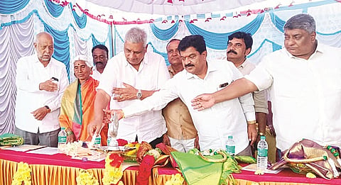 ಹಾರನಹಳ್ಳಿ ಗ್ರಾಮದಲ್ಲಿ ಆಯೋಜಿಸಿದ್ದ ಕಾರ್ಯಕ್ರಮವನ್ನು ಗಣ್ಯರು ಉದ್ಘಾಟಿಸಿದರು. ಕೆ.ವೆಂಕಟೇಶ್, ಈರೇಗೌಡ, ನಿತಿನ್ ವೆಂಕಟೇಶ್, ಜಯಲಕ್ಷ್ಮಮ್ಮ, ರತ್ನಮ್ಮ,  ಬಿ.ಎ.ಪ್ರಕಾಶ್, ಇ.ಪಿ.ಲೋಕೇಶ್, ಅನಿಲ್ ಕುಮಾರ್ ಇತರರಿದ್ದರು.